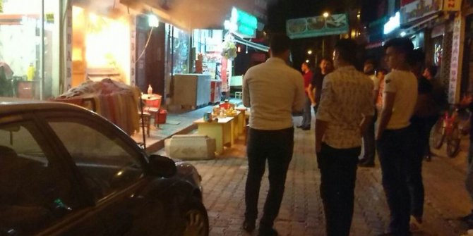 Köftecide çıkan yangını kova ve pet şişelerdeki suyla söndürmeye çalıştılar
