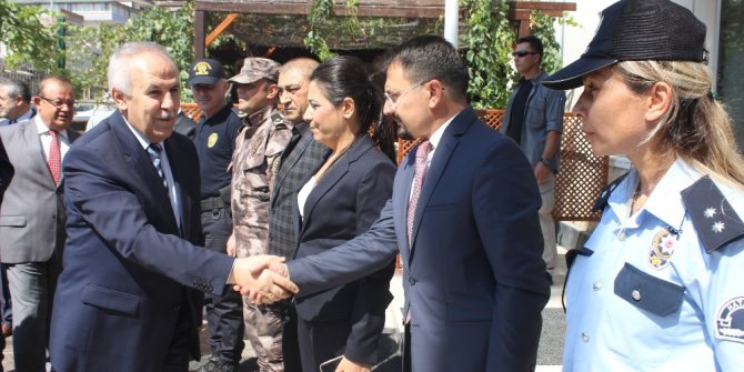 Vali Ata, polis ve askerle bayramlaştı