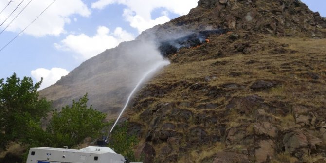 Kars Kalesi’nin eteklerindeki otları ateşe verdiler