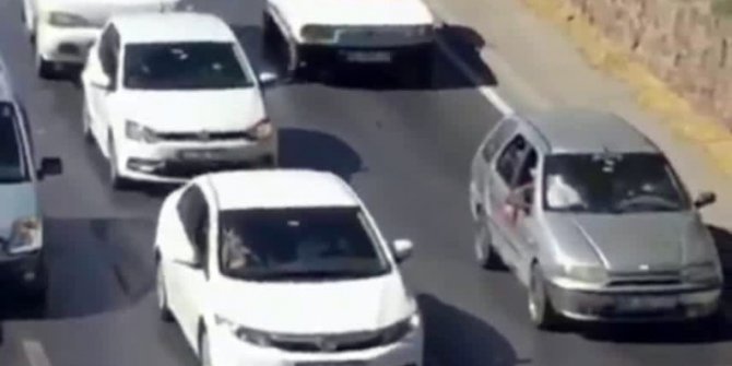 Trafiğe dalarak kaçan kurbanlığını kovaladı