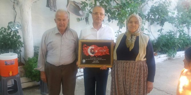 Başkan Kayda, şehit ailesine şehidin tablosunu hediye etti