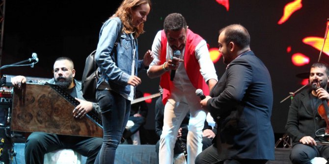 Hakan Altun konserinde sürpriz evilik teklifi