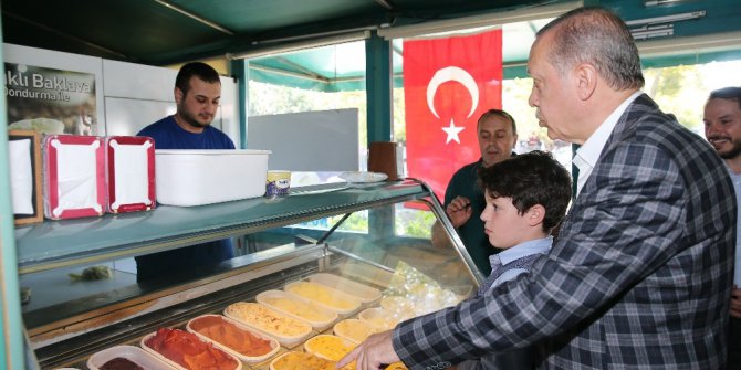 Cumhurbaşkanı Erdoğan torununa dondurma aldı
