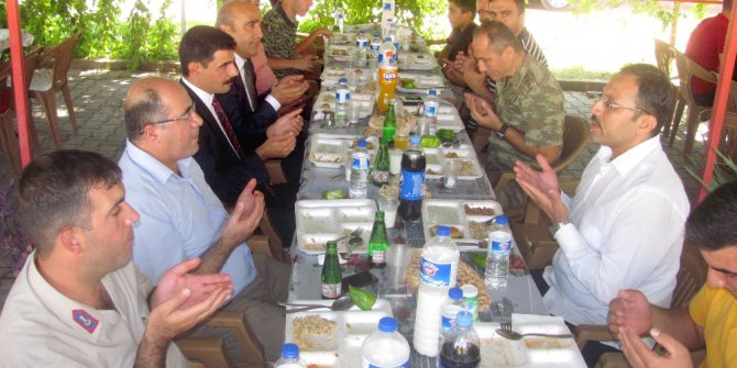 Araban Kaymakamı Bağlı bayramı askerlerle geçirdi