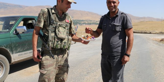 Varto’da jandarma uygulama noktasında şeker dağıtıyor.