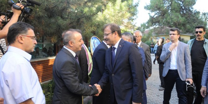 Başbakan Yardımcısı Çavuşoğlu: “Ambulans uçakla vatandaşımızı alacağız”