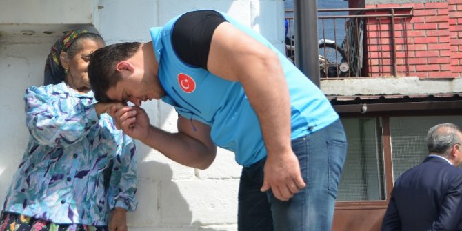 Dünya Şampiyonu Kayaalp ve Bosna Büyükelçisi muhtaçlara kurban eti dağıttı