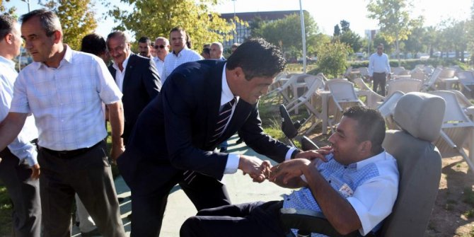 Aliağa protokolü vatandaşla bayramlaştı