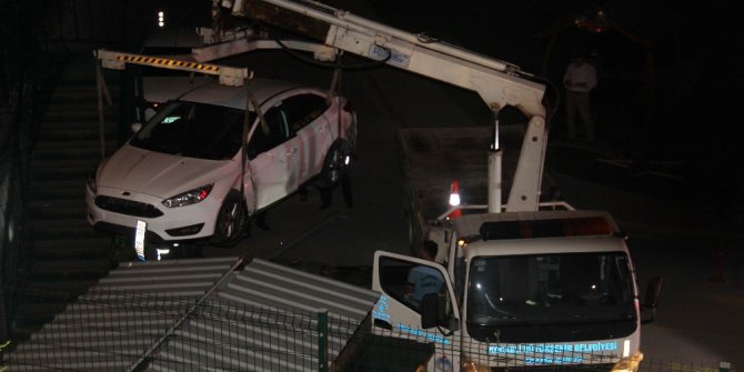 El frenini çekmeyi unuttu, otomobil bahçeye uçtu