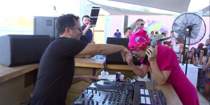 Gülşen, sahnede kocasının elini öpüp bayramını kutladı