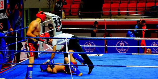 Kick Boksta Dünya Üçünücüsü Olan Emre Kuru Yurda Döndü