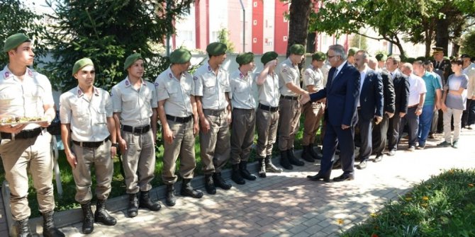 Aktaş bayramda yaşlılar ve çocukları unutmadı