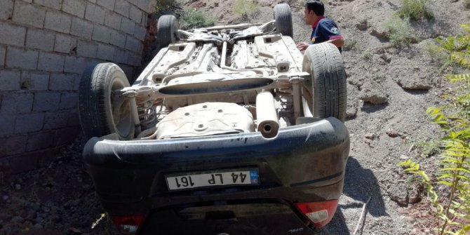 Hekimhan’da araç devrildi: 5 yaralı