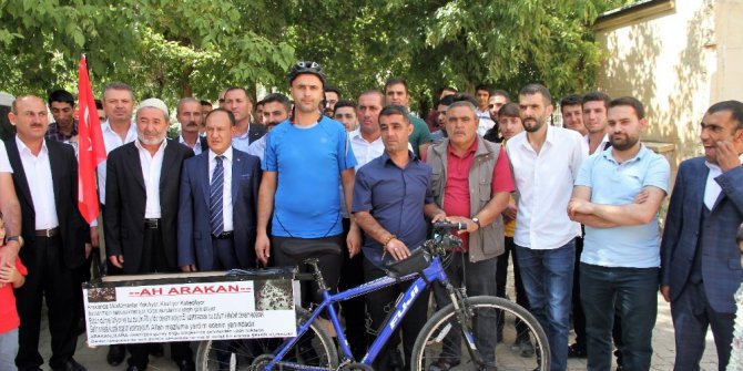 Arakan’daki Müslümanlar için pedal çevirdi