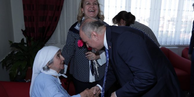 Protokol üyeleri bayramda yaşlıları ve çocukları unutmadı