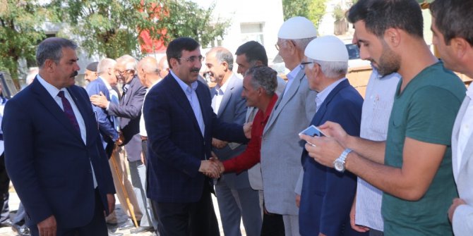 Yılmaz, Karlıova’da vatandaşlarla bayramlaştı