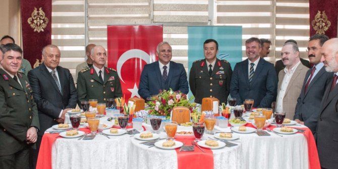 Van’da resmi bayramlaşma