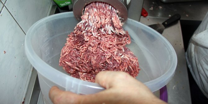 Kasapların kıyma çekme mesaisi