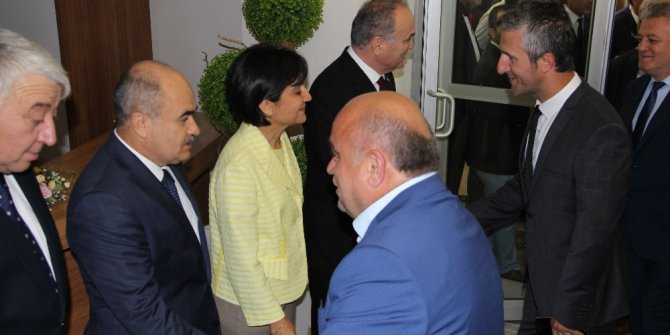 Bakan Özlü, Düzce’de hemşehrileri ile bayramlaştı