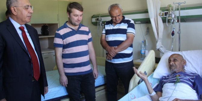 Hastanede tedavi görenlere bayram ziyareti