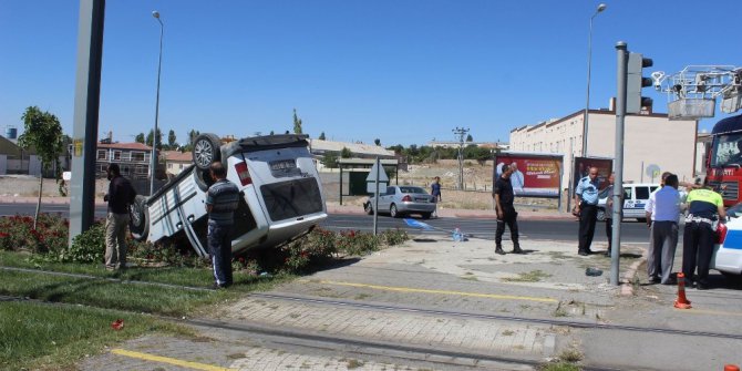 2 otomobil çarpıştı: 3 yaralı