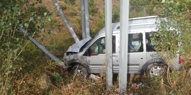 Kazaya Bakarken Kaza Yaptı: 2 Yaralı
