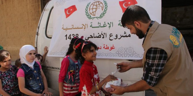 Kuşatma bölgelerindeki Suriyelilere kurban eti