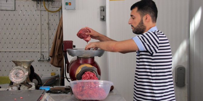 Kasapların kıyma mesaisi