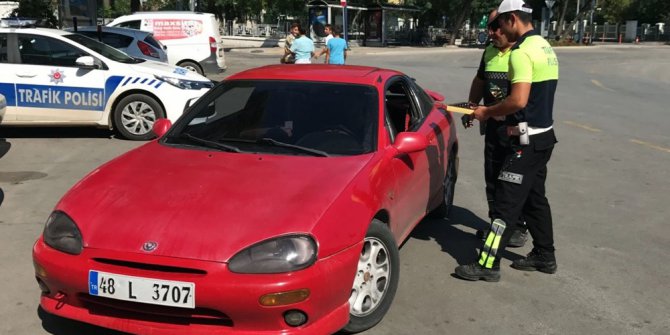 Trafikçilerden ceza yerine şeker