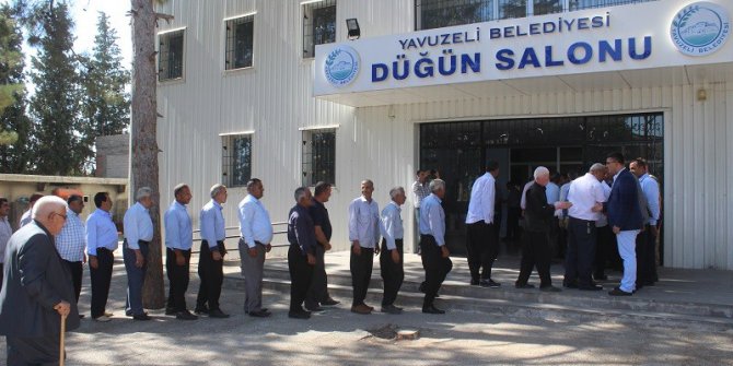 Yavuzeli’ndeki protokol vatandaşlarla bayramlaştı