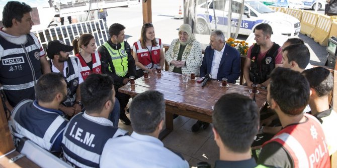 Başbakan trafikteki vatandaşlara çikolata dağıttı