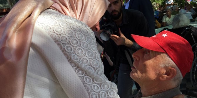 Bakan Kaya kimsesiz çocuklarla birlikte huzurevini ziyaret etti