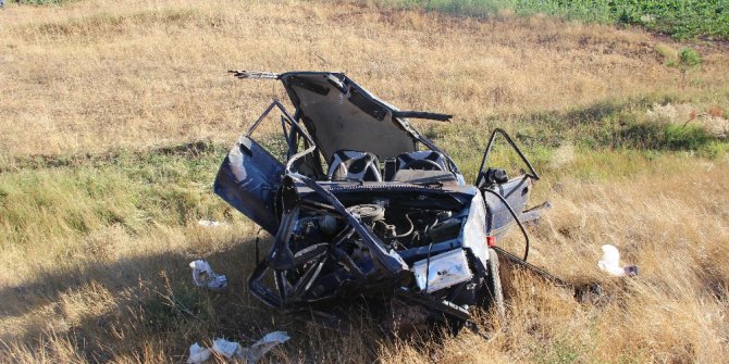 Hurdaya dönen araçtan sağ çıktılar