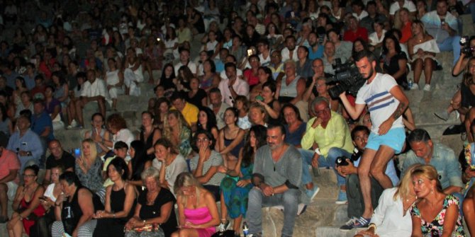 MÖF tatilcilere müzik ziyafeti sundu