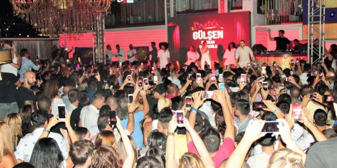 Gülşen’i gören yüzlerce hayranı aynı anda telefonlarına sarıldı