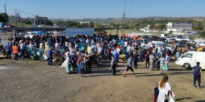 Zabıta, Temizlik ve Sağlık İşleri ekipleri kurbanlık satış noktasında hizmete devam ediyor