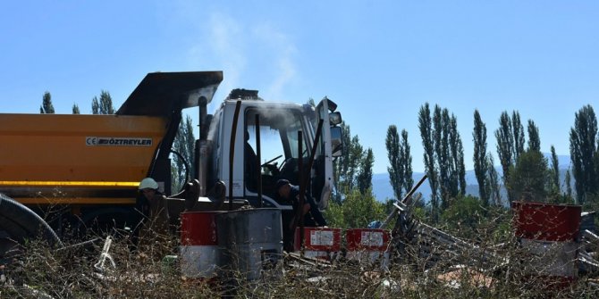 Tosya’da park halindeki hafriyat kamyonu yandı