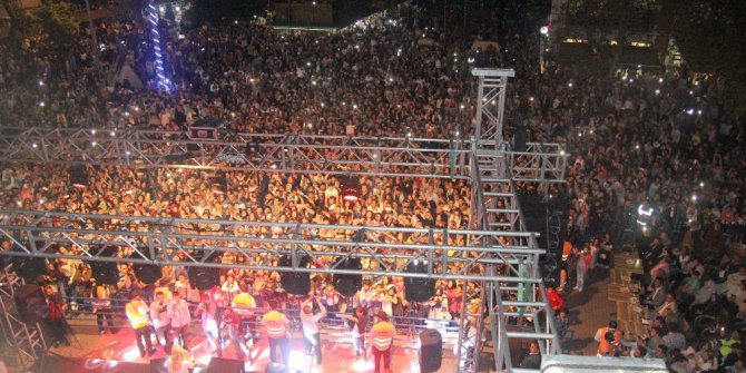 Aleyna Tilki Kastamonuluları coşturdu