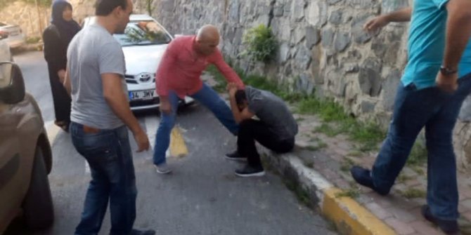 Kapkaççıya vatandaş dayağı kamerada