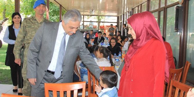 Hakkari’de Şehit Ve Gazi Ailelerine Yemek Verildi