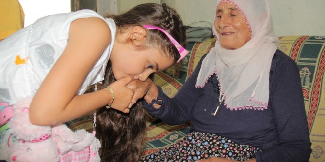 Çocuklar, bayramda yalnız kalan yaşlıları unutmadı