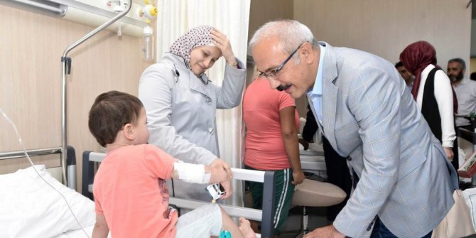 Bakan Elvan, hastalar, yaşlılar ve şehit aileleriyle bayramlaştı