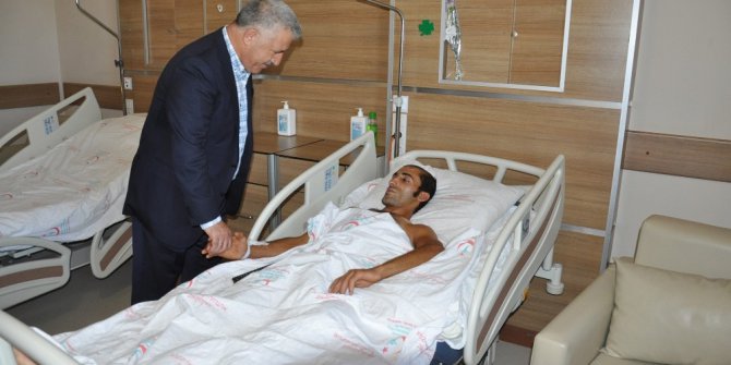 Bakan Arslan, hasta ve hasta yakınlarıyla bayramlaştı