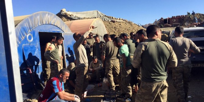 Karadenizli tır şoföründen Mehmetçiklere Kato’da Akçaabat köfte ziyafeti