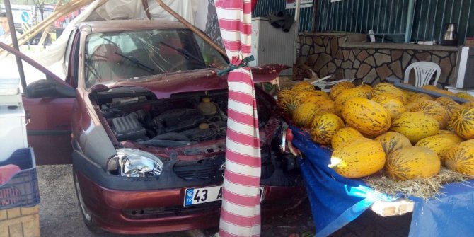 Hızını alamadı kavun-karpuz tezgahına daldı