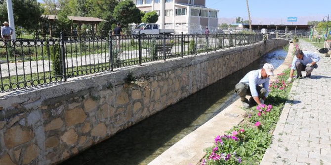 Gürpınar’da kanal temizleme çalışması