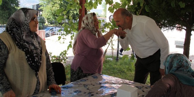 Başkan Ertürk, bayramda yaşlılar ve şehit ailesini unutmadı