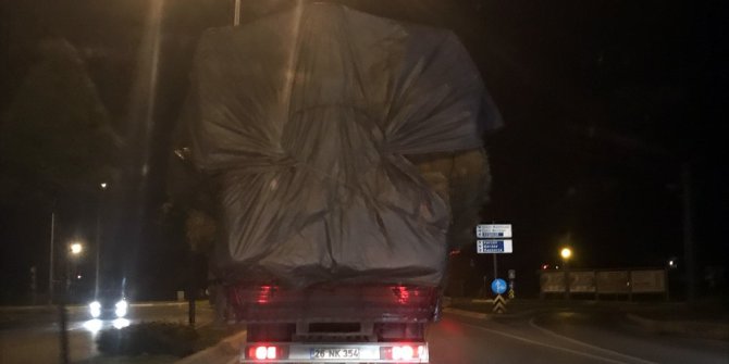 Saman yüklü kamyon trafikte tehlike saçtı