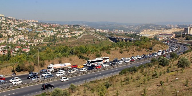 Bayram tatili dönüş çilesi TEM’de başladı