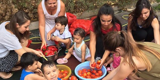 Ekmeğini, salçalarını kendileri yapıyor